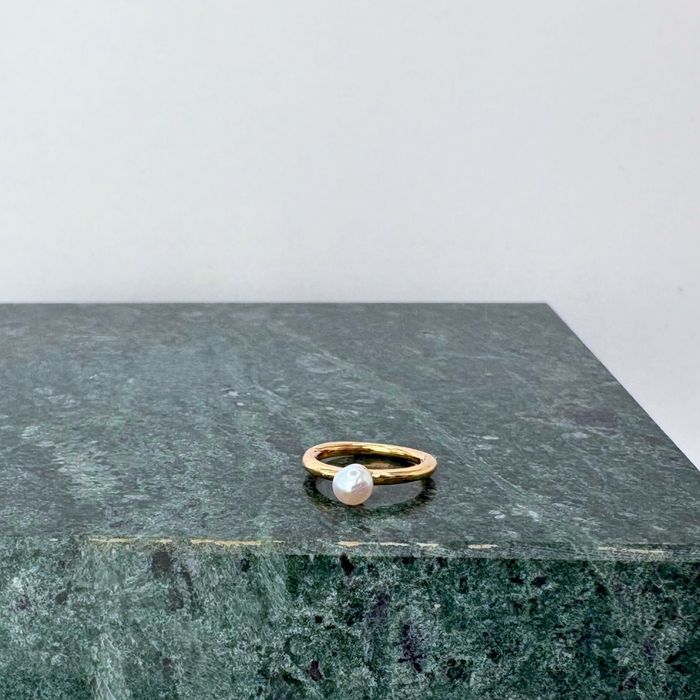 E0044 || Pearl Huggie